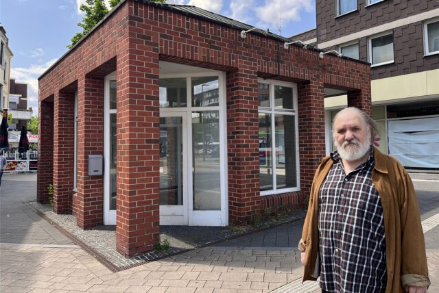 Willibald Ollech (74) in der Fußgängerzone vor dem Zeitungspavillon in Herten.