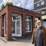 Willibald Ollech (74) in der Fußgängerzone vor dem Zeitungspavillon in Herten.