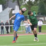 Im Nachhinein hätten sich Mustafa Daher vom VfB Waltrop II (l.) und Darko Markovic vom SuS Hervest-Dorsten (r.) im Abstiegs-Relegationsspiel am Pfingstmontag (9. Juni) gar nicht so anstrengen müssen. Durch den Rückzug von Genclikspor Recklinghausen II am Abend wären ohnehin beide Teams gerettet gewesen.
