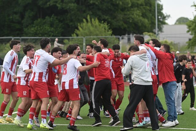 Bejubeln den Aufstieg in die Kreisliga A: die Spieler von Kültürspor Datteln.