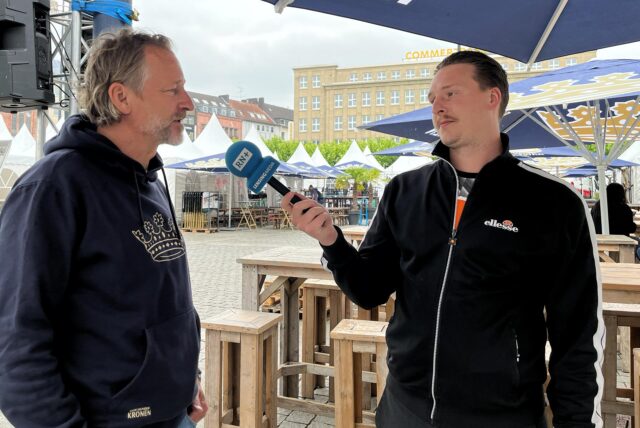 Tim Hübbertz spricht mit Dortmund-à-la-carte-Chef Sven Stute über die Highlights des Street-Food-Festivals auf dem Hansaplatz.