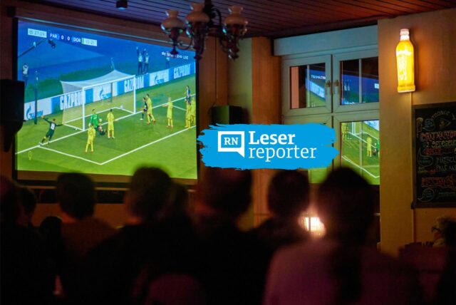 Fußball-Fans verfolgen in der Dortmunder Kneipe „Hicc Up“ das Champions League Achtelfinal-Rückspiel von Borussia Dortmund gegen Paris Saint-Germain auf einer Leinwand und sehen das 1:0 für Paris.