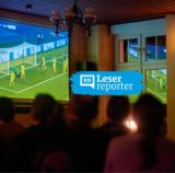Fußball-Fans verfolgen in der Dortmunder Kneipe „Hicc Up“ das Champions League Achtelfinal-Rückspiel von Borussia Dortmund gegen Paris Saint-Germain auf einer Leinwand und sehen das 1:0 für Paris.