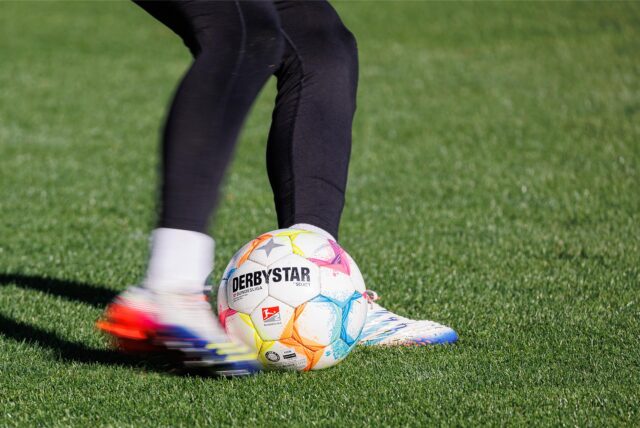Spieler schießt Ball.