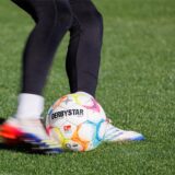 Spieler schießt Ball.