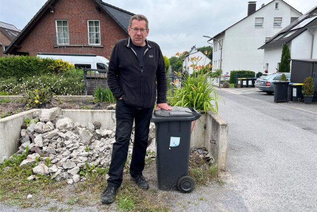 Thomas Haußmann, der an der Tybbinkstraße in Asseln wohnt, ärgert sich über die schlechte Kommunikation der EDG.