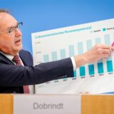 Alexander Dobrindt (CSU), Bundesinnenminister, stellt den Verfassungsschutzbericht 2024 vor.
