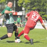 Leon Dwinger (SG Suderwich) im Zweikampf