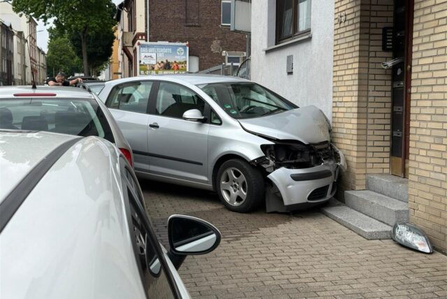 Ein Auto war an Pfingstmontag in eine Hauswand an der Lütgendortmunder Straße gekracht.
