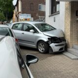 Ein Auto war an Pfingstmontag in eine Hauswand an der Lütgendortmunder Straße gekracht.
