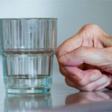 Die Montage zeigt eine ältere Hand und ein Wasserglas sowie Norbert Jandt vom Seniorenbeirat Recklinghausen.