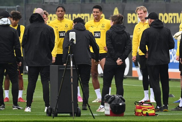 Jobe Bellingham während einer Ansprache von Niko Kovac.