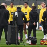 Jobe Bellingham während einer Ansprache von Niko Kovac.