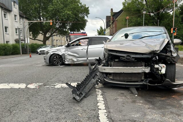 Ein grauer Opel ist mit einem silbernen Fahrzeug auf der B235 in Lütgendortmund zusammengestoßen.