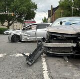 Ein grauer Opel ist mit einem silbernen Fahrzeug auf der B235 in Lütgendortmund zusammengestoßen.