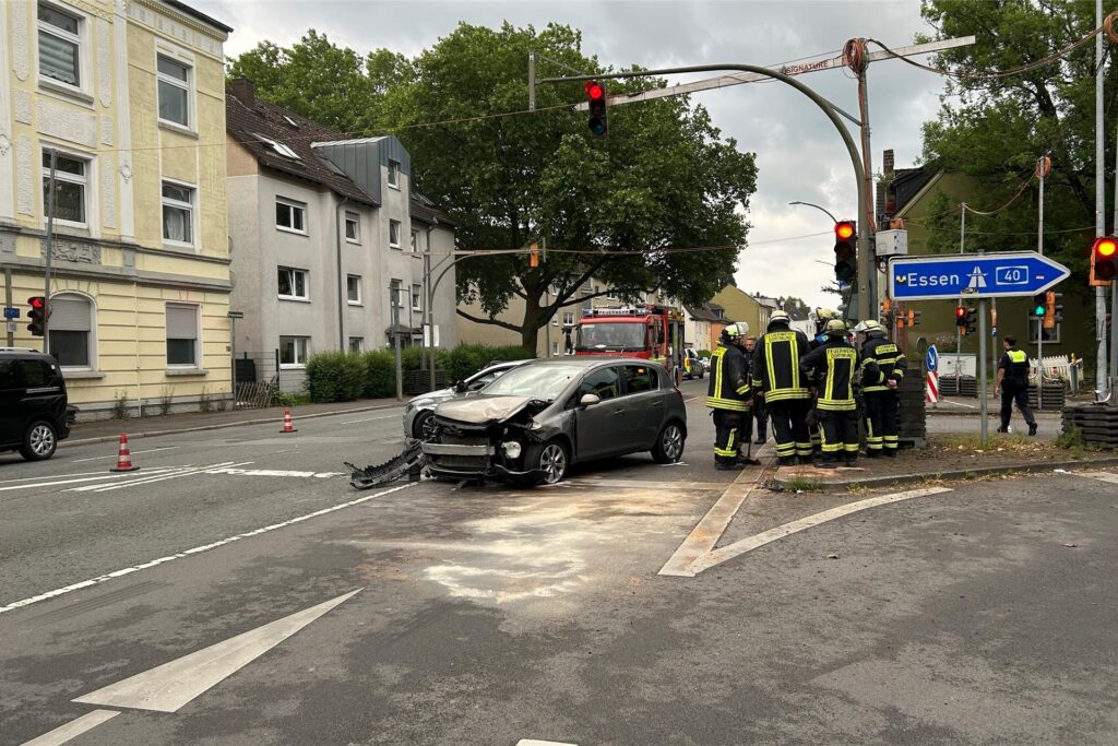 Polizei und Feuerwehr sind nach einem Unfall an der B235 im Einsatz. Polizei und Feuerwehr sind nach einem Unfall an der B235 im Einsatz.