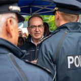 Bundesinnenminister Alexander Dobrindt (M) unterhält sich bei seinem Besuch der Grenzkontrollstelle Kiefersfelden an der A 93 mit Polizeibeamten.
