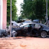In Recklinghausen-Suderwich sind zwei Autos in ein Mehrfamilienhaus gefahren.