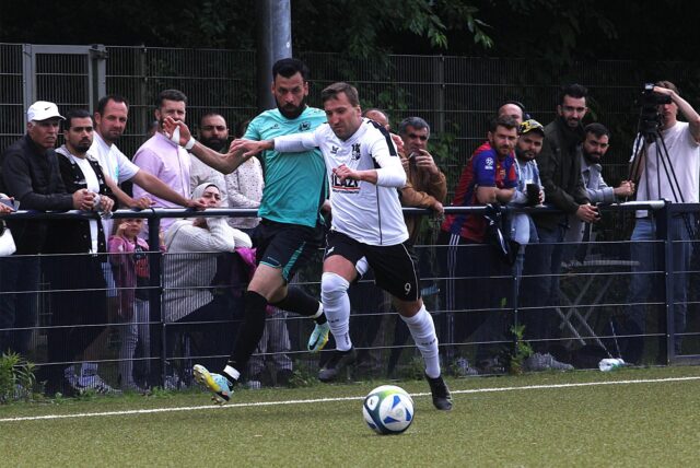 Lenkerbecks Matheus Leoniak (r.) im Laufduell gegen den Hochlarmarker Basel Mohamed: Noch ist das Rennen um den Aufstieg offen.