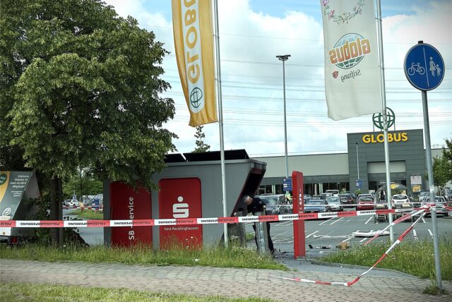 Die Polizei ermittelt am Geldautomaten-Pavillon am Globus in Castrop-Rauxel.