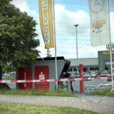 Die Polizei ermittelt am Geldautomaten-Pavillon am Globus in Castrop-Rauxel.