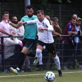 Lenkerbecks Matheus Leoniak (r.) im Laufduell gegen den Hochlarmarker Basel Mohamed: Noch ist das Rennen um den Aufstieg offen.