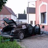 Im Haus am Kreisverkehr in Recklinghausen-Suderwich klafft nach einem Unfall ein Loch, davor steht ein zerstörter Audi