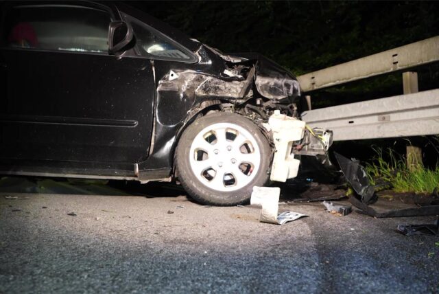 Ein Oberhausener ist nach einer Kollision mit der Leitplanke auf der A52 vom Unfallort geflüchtet.
