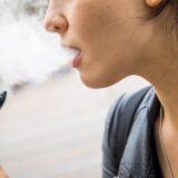 E-Zigaretten sind häufig eine Alternative zu herkömmlichen Filterzigaretten. Doch sie verursachen viel Müll.