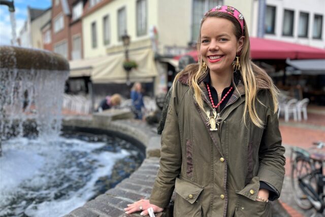 Lara Linka steht vor dem Marktbrunnen in Haltern am See.