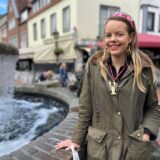 Lara Linka steht vor dem Marktbrunnen in Haltern am See.