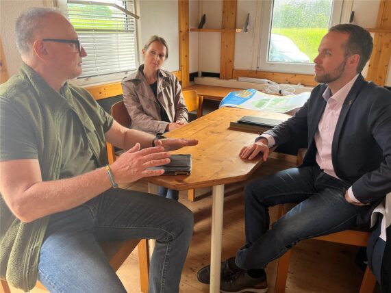 Bernd Naumtschuk (l.) fordert mehr Initiativen gegen Müll vonseiten der Stadt Waltrop. Stadtentwicklungs-Dezernentin Jeanette Sebrantke und Bürgermeister Marcel Mittelbach zeigen sich für Lösungsvorschläge offen.