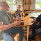 Bernd Naumtschuk (l.) fordert mehr Initiativen gegen Müll vonseiten der Stadt Waltrop. Stadtentwicklungs-Dezernentin Jeanette Sebrantke und Bürgermeister Marcel Mittelbach zeigen sich für Lösungsvorschläge offen.