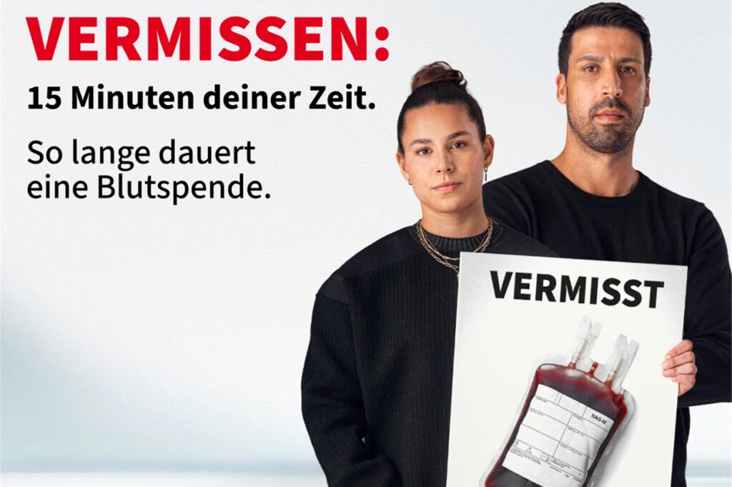 Lena Oberdorf und Sami Khedira halten ein Plakat mit der Aufschrift Lena Oberdorf und Sami Khedira halten ein Plakat mit der Aufschrift