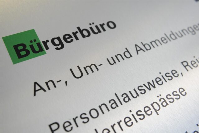 Auf einer Tafel stehen die Begriffe „Bürgerbüro“, „An-, Um- und Abmeldungen“ und „Personalausweise“