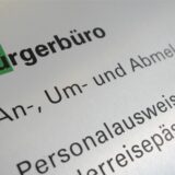 Auf einer Tafel stehen die Begriffe „Bürgerbüro“, „An-, Um- und Abmeldungen“ und „Personalausweise“