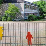 Die Montage zeigt die Grundschule im Hinsberg und Franz-Josef Knoblauch, Fachbereichsleiter Gebäudewirtschaft bei der Stadt Recklinghausen.