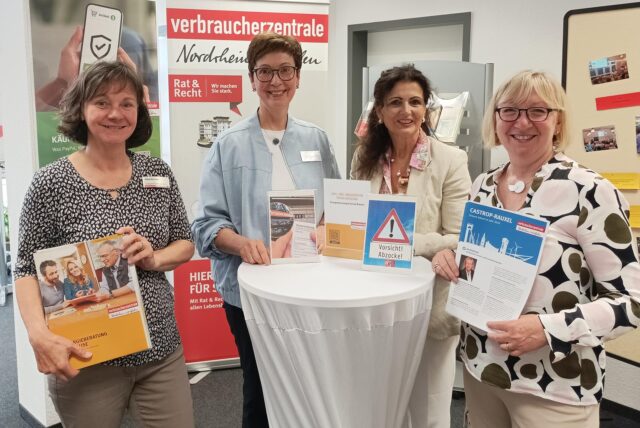 Rose Sommer, VB-Leitung, Manuela Duda, Regionalleiterin, Elisabeth Wigger-Düsing, Energierechtsberaterin, und Petra Kerstan, Energieberaterin, informierten den Bürgermeister und Vertreter der Fraktionen über die Arbeitsschwerpunkte 2024 der Verbraucherzentrale in Castrop-Rauxel.