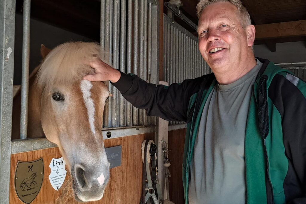 Jörg, Teilnehmer von Bauer sucht Frau 2025, streichelt ein Pferd.