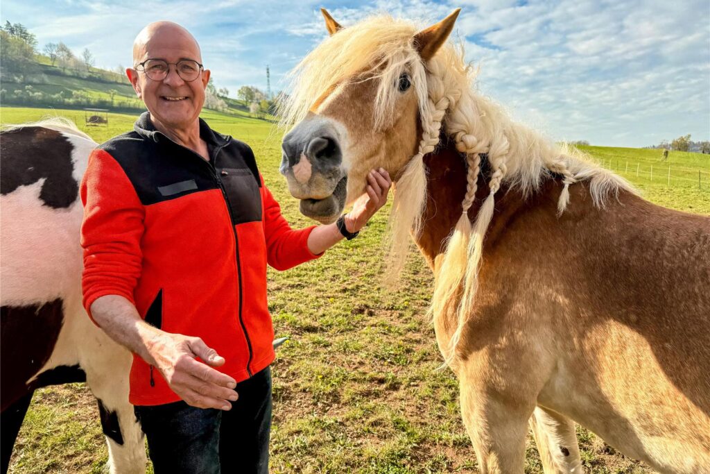 Herbert, Teilnehmer von Bauer sucht Frau 2025, streichelt ein Pferd.