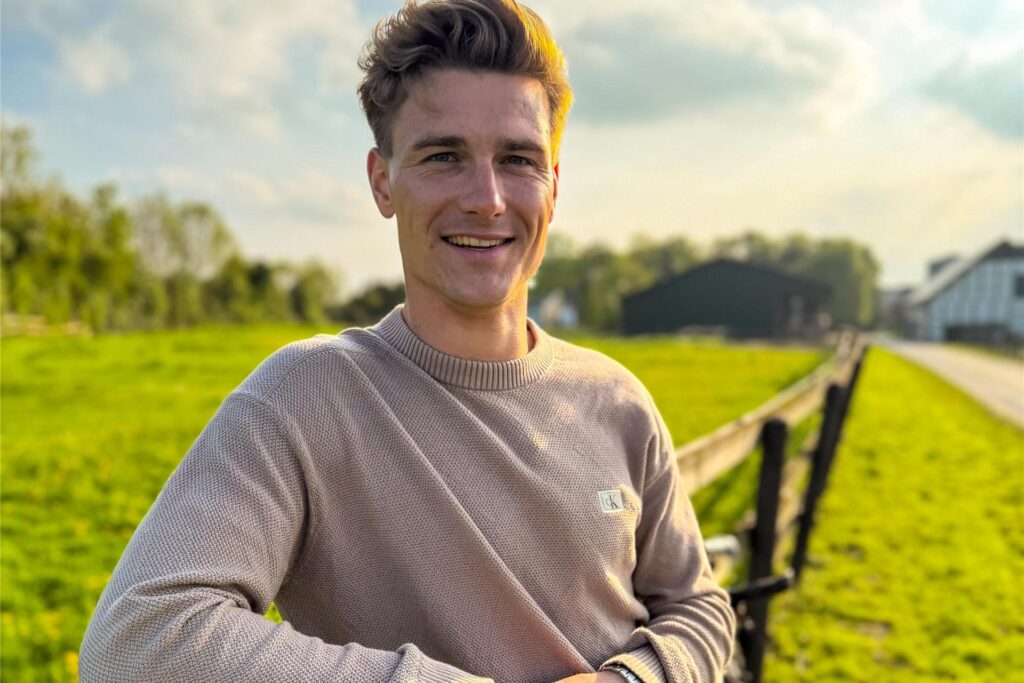 Friedrich, Teilnehmer von Bauer sucht Frau 2025, lehnt an einen Zaun.
