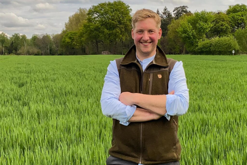 Daniel, Teilnehmer von Bauer sucht Frau 2025, steht auf einem Feld.