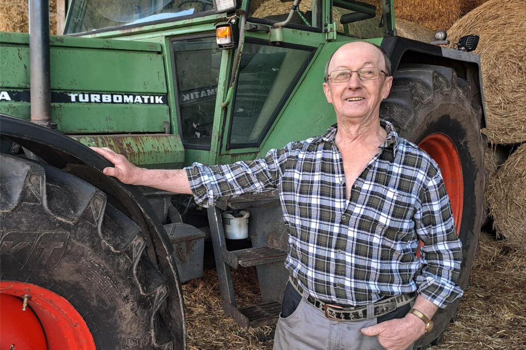 Walter, Teilnehmer von Bauer sucht Frau 2025, steht neben einem Traktor.