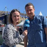 Die RN-Reporter Julia Segantini und Tim Hübbertz schauen auf dem Hansaplatz Dortmund in die Kamera.