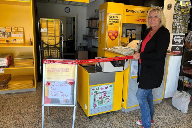 Regina Hoffknecht-Patsch zeigt die demolierte Posttheke ihres Ladens an der Castroper Straße in Datteln.