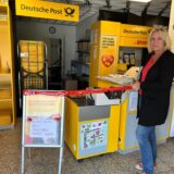 Regina Hoffknecht-Patsch zeigt die demolierte Posttheke ihres Ladens an der Castroper Straße in Datteln.