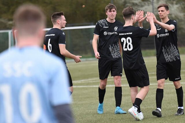Gegen Teams aus der unteren Tabellenhälfte, wie hier SSC Recklinghausen, ließ Teutonia SuS Waltrop um Kapitän Felix Bramsel, Lennart Schlierkamp, Tim Meier und Julian Niewind Punkte liegen.