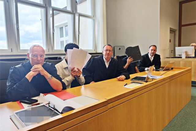 Kleinlaute Entschuldigungen vor Gericht: Die Angeklagten neben ihren Verteidigern Volker Schröder, Martin Henrich und Iyad Nassif.