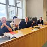 Kleinlaute Entschuldigungen vor Gericht: Die Angeklagten neben ihren Verteidigern Volker Schröder, Martin Henrich und Iyad Nassif.