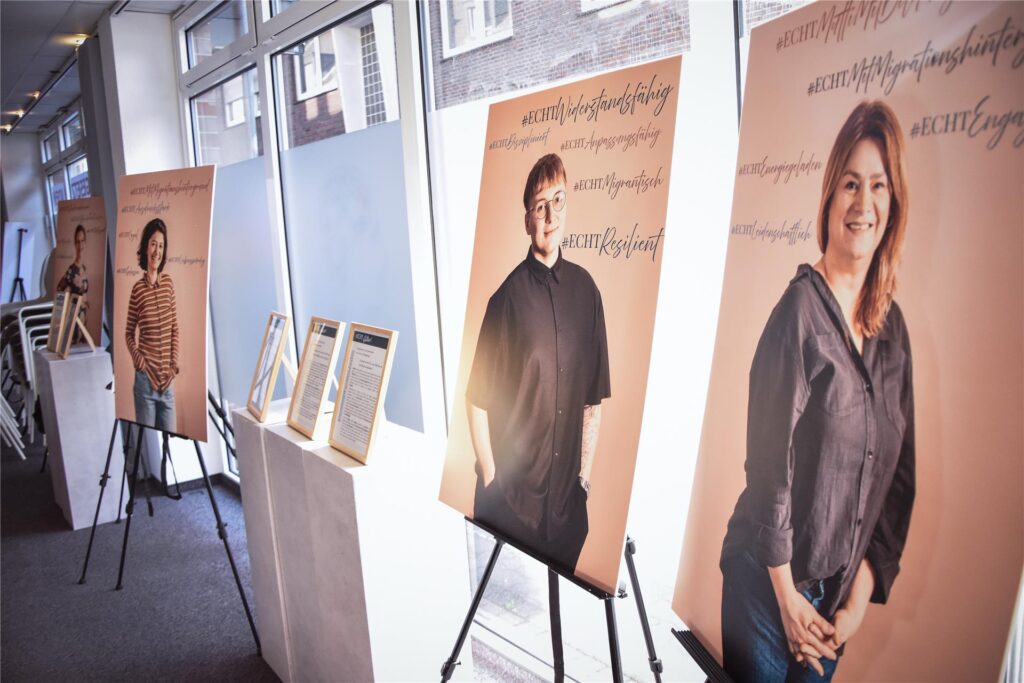 Bei der Ausstellung konnten sich die Besucher die Interviews und Porträts der Teilnehmer anschauen.